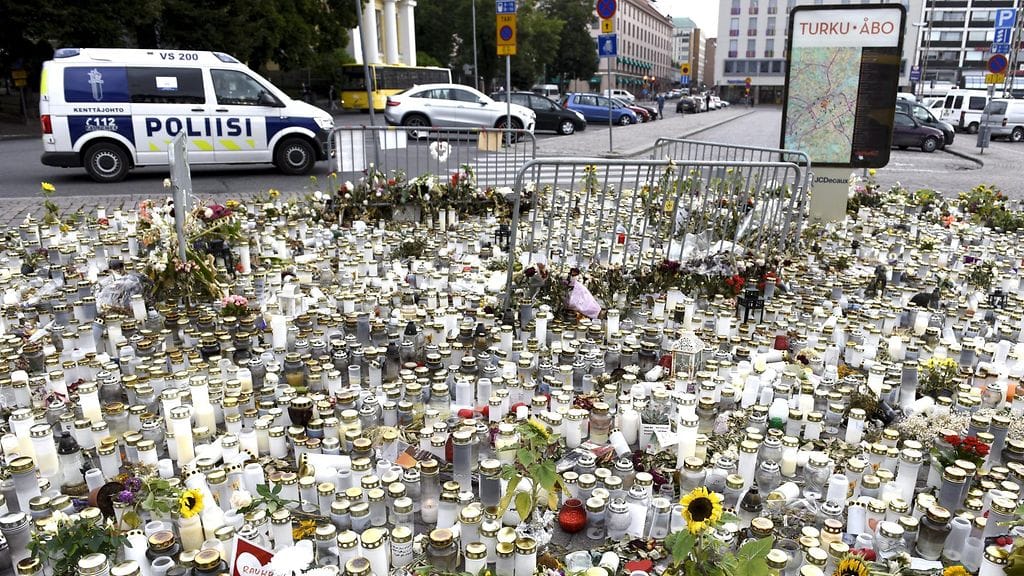 Turun tori täyttyi kukista ja kynttilöistä Turun puukotusta seuranneena viikonloppuna.