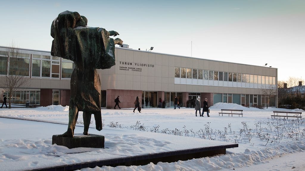 Turun yliopisto on purkanut ahdistelusyytteiden kohteeksi joutuneen tähtitieteen professorin työsuhteen ahdisteluepäilyjen takia.