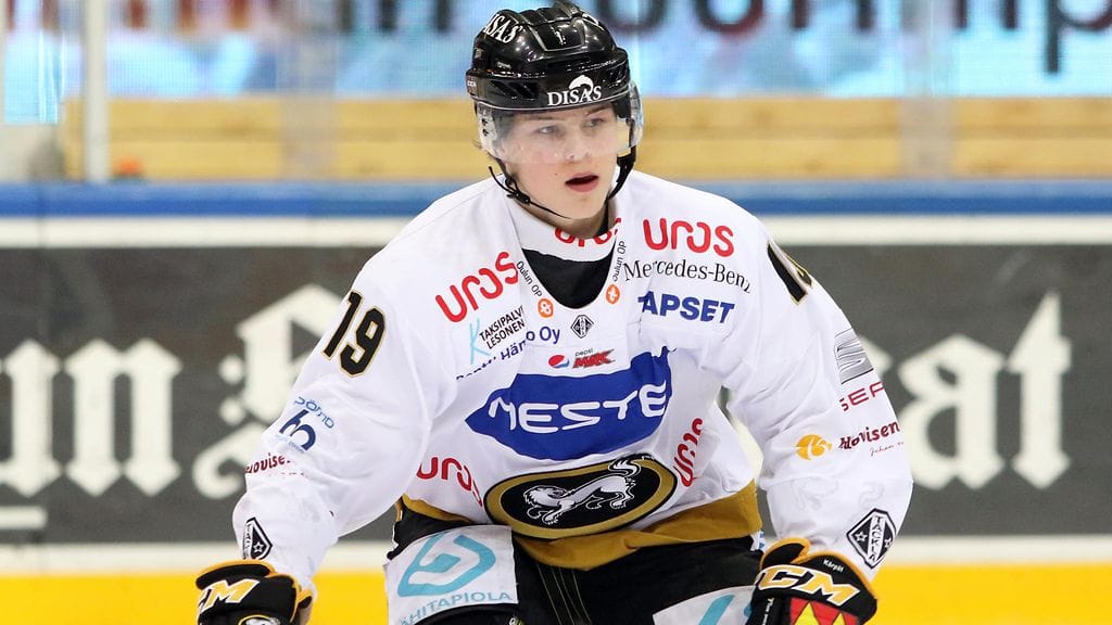 Rasmus Kupari pelaa myös ensi kaudella Oulun Kärpissä.