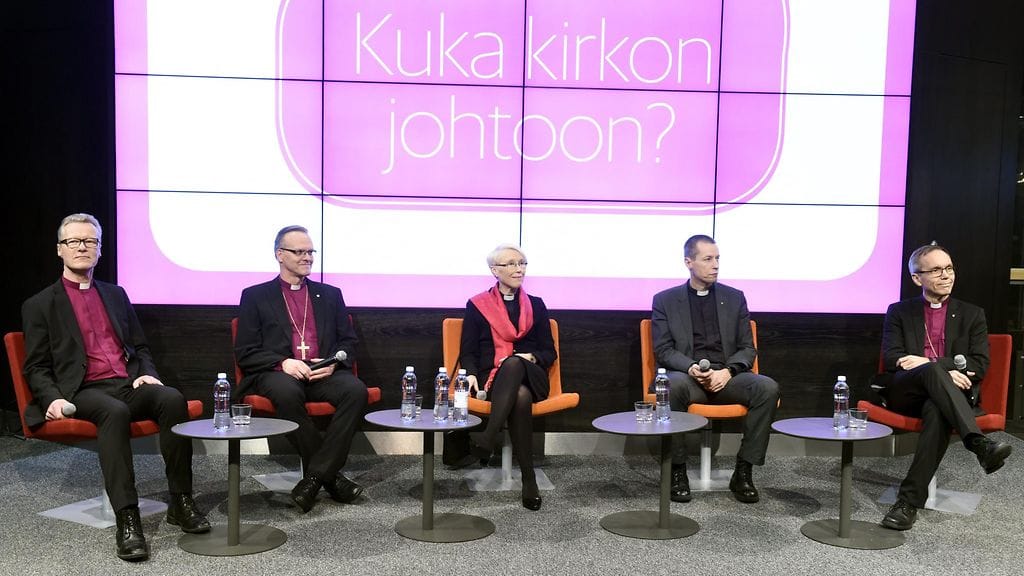 Kansanedustaja Ilkka Kantola, Espoon hiippakunnan piispa Tapio Luoma, teologian tohtori Heli Inkinen, lähetysjohtaja Ville Auvinen ja Porvoon hiippakunnan piispa Björn Vikström arkkipiispaehdokkaiden vaalipaneelissa helmikuussa. Toisella kierroksella äänestetään tänään kahden ehdokkaan, Tapio Luoman ja Björn Vikströmin, väliltä.