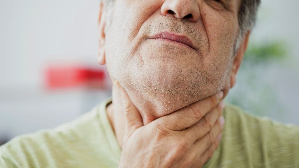 Pitkittynyt äänen käheys ja palan tunne kurkussa voivat olla kurkunpään syövän oireita. Kuvituskuva.