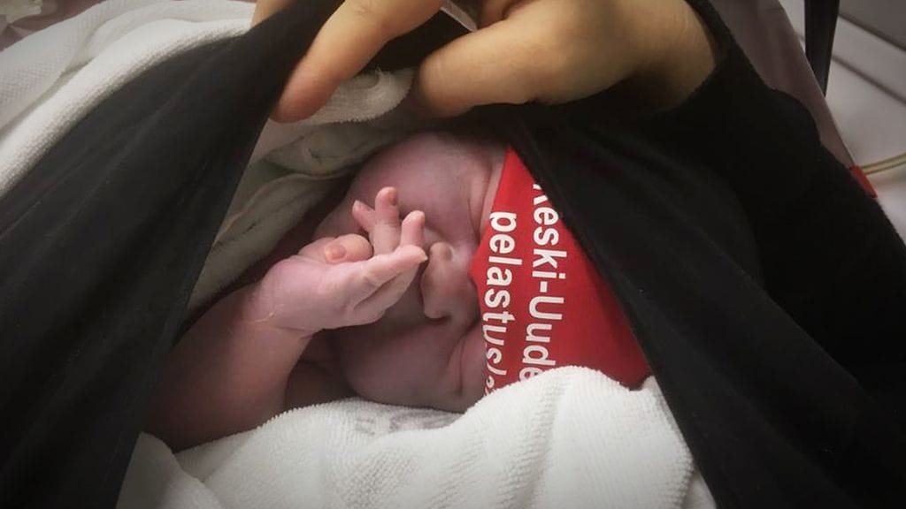 Keski-Uudenmaan pelastuslaitoksen kuva vastasyntyneestä julkaistiin laitoksen Facebook-sivulla.