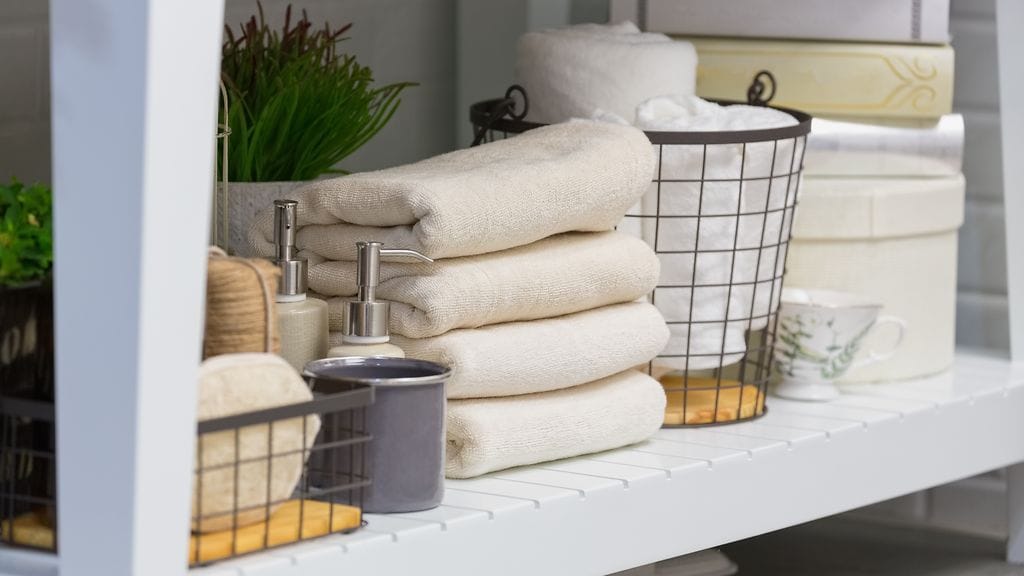 Kylpyhuoneeseen tehdyltä "kuukautisasemalta" löytyy esimerkiksi siteitä, pikkuhousunsuojia, puhtaita alushousuja ja likapyykkipusseja. Kuvituskuva.