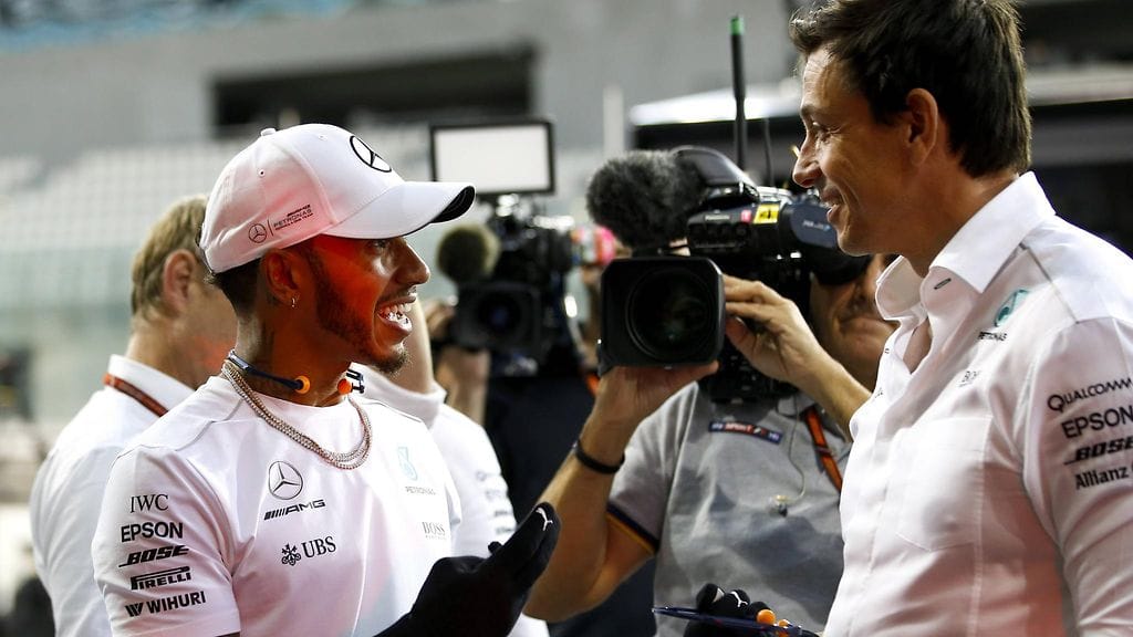 Toto Wolff (oik.) ja Mercedes varustautuvat aikaan, jolloin Lewis Hamilton laittaa F1-pillit pussiin.