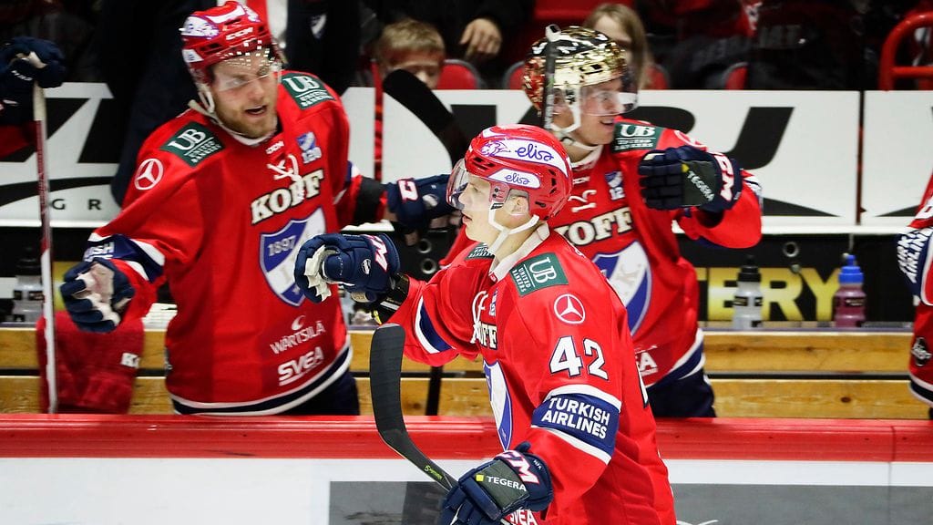 Teemu Eronen tuulettaa osumaansa.