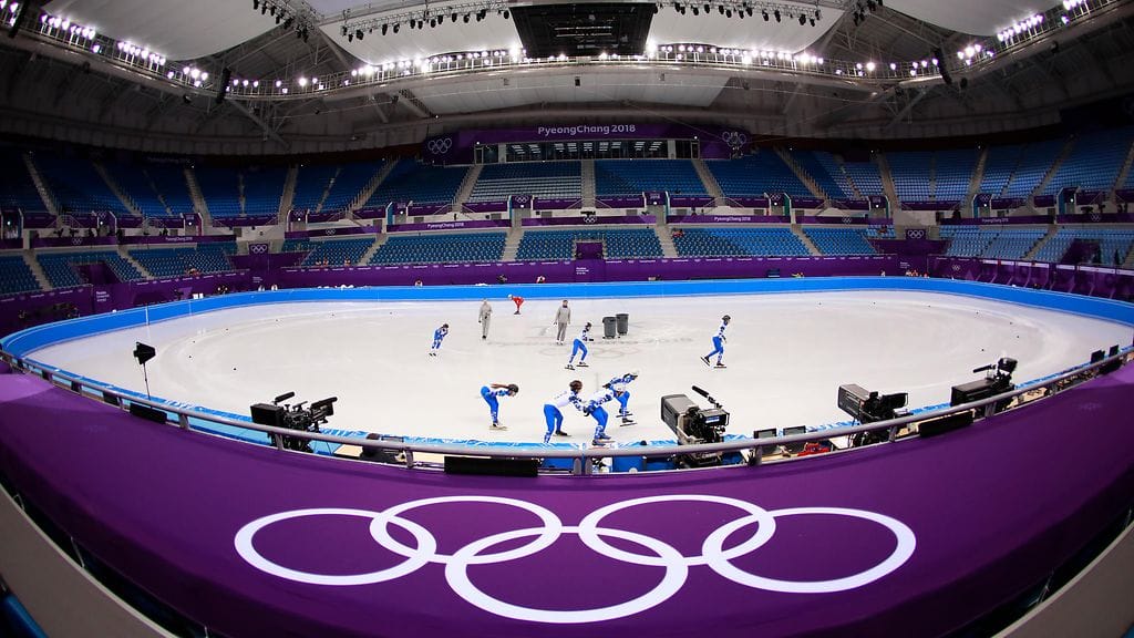 Venäläisiä pikaluisteloita harjoittelemassa olympiajäällä.