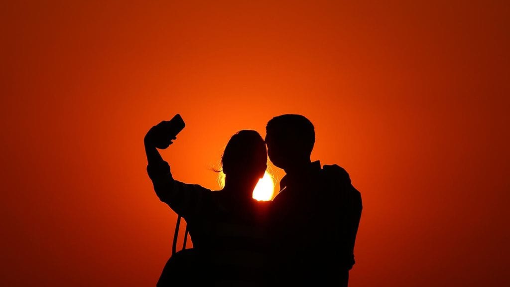 Ihmiset ottavat selfieitä yhä vaarallisimmissa paikoissa, mikä on lisännyt niistä johtuvia onnettomuuksia. Kuvituskuva.