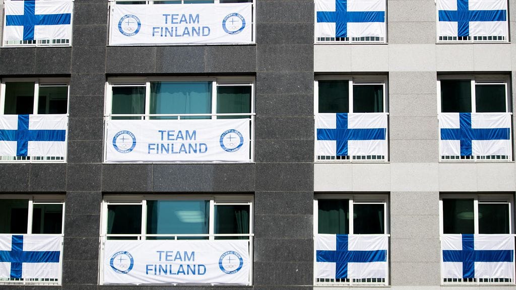 Suomen majoitusta koristaa useat Suomen liput kisakylässä.