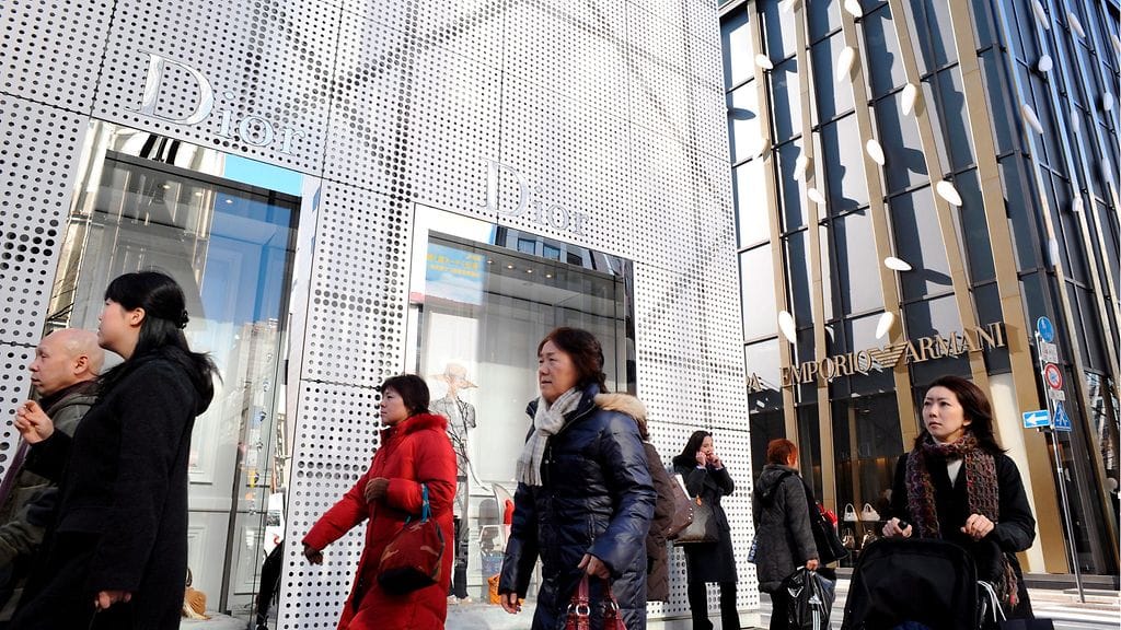 Tilanteesta erityisen erikoisen tekee se, että kyseinen peruskoulu sijaitsee noin 200 metrin päässä Giorgio Armanin pääkonttorista.