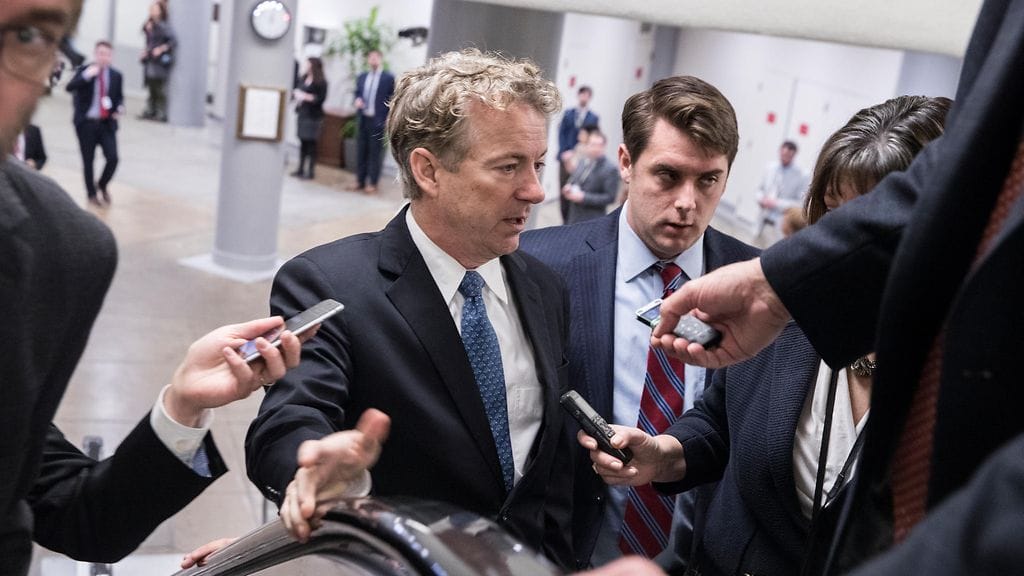 Kentuckyn senaattori Rand Paulin (rep.) vastustus lykkäsi käsittelyä yli puolenyön, joka oli asetettu määräajaksi.