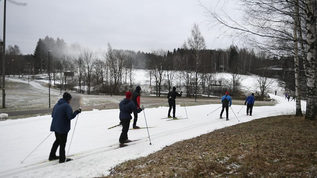 Vaikka alkutalvi oli etelässä suorastaan surkea, on välinekauppa käynyt vilkkaana. Kuvassa kuntohiihtäjät nauttivat Vantaan Hakunilan SM-hiihtojen laduista ja pikkupakkasesta 15. tammikuuta 2018.