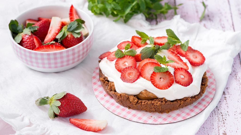 Punaiset mansikat kruunaavat makean herkun.