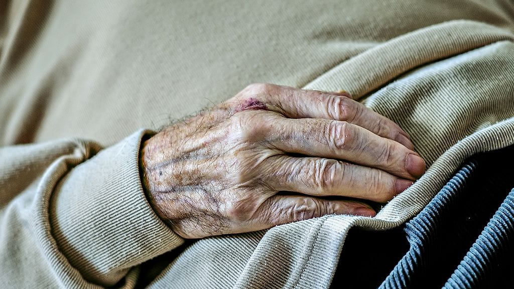 Miestä viimeisinä päivinä hoitaneet hoitajat kertoivat, että rahojen katoaminen oli iso isku vanhukselle.