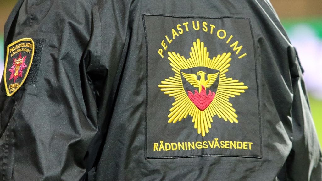 Pelastajat käyttävät apunaan rautakankia, lapioita ja muita välineitä. Kuvituskuva.