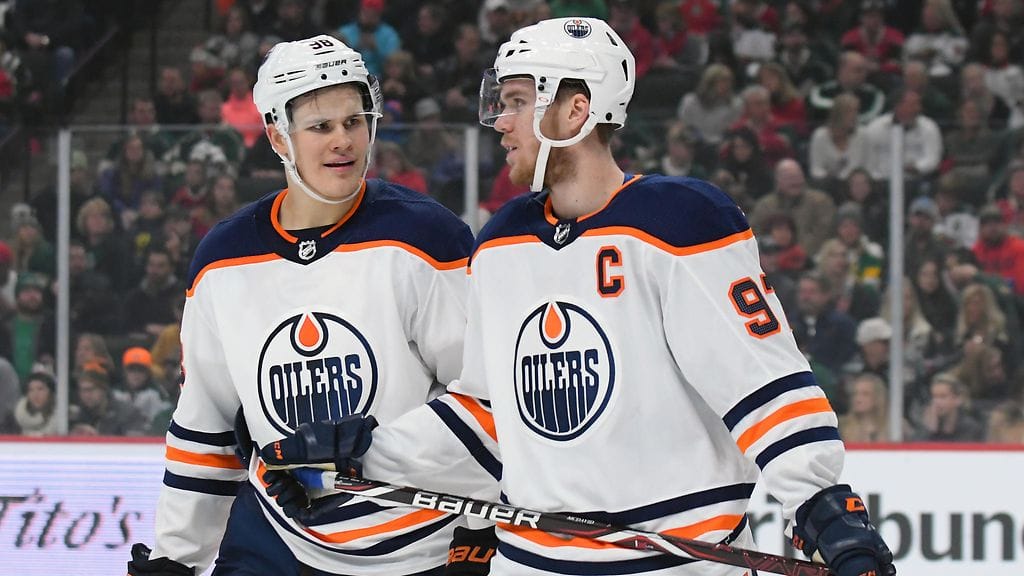 Jesse Puljujärvi (vas.) pelaa Anaheimia vastaan Edmontonin ykkösketjussa Connor McDavidin vierellä.