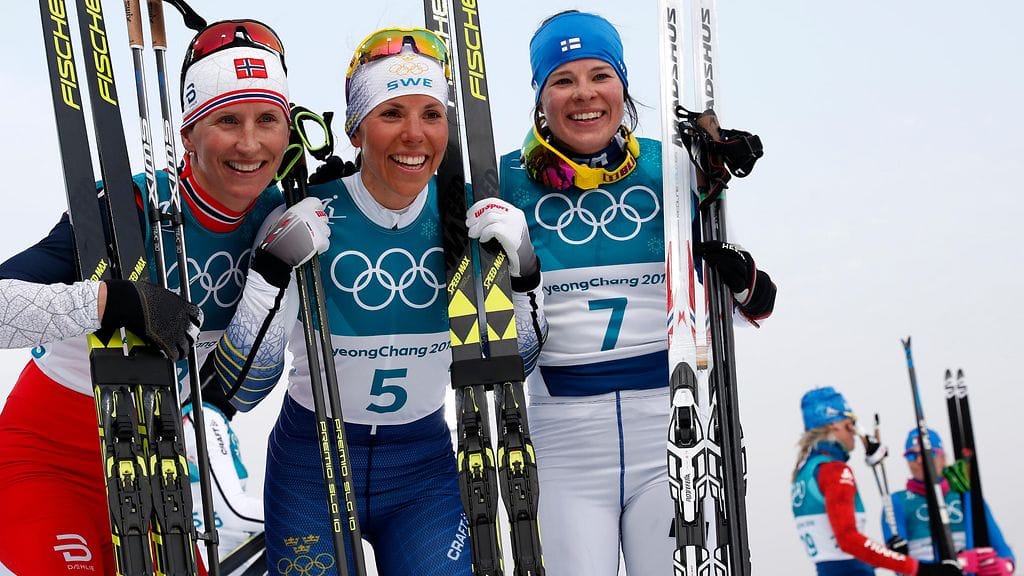 Mitalikolmikko Marit Björgen, Charlotte Kalla ja Krista Pärmäkoski.