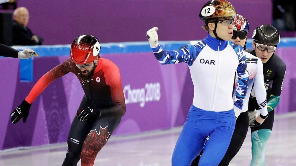 Semjon Jelistratov tuulettaa olympiamitaliaan.