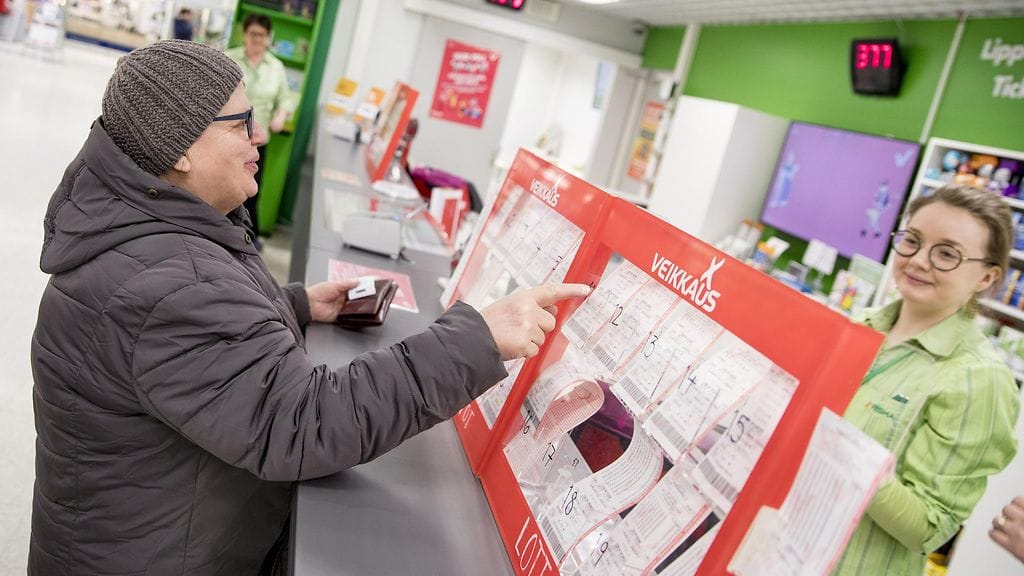 Riitta Paju (vas.) osoittaa valitsemaansa Eurojackpot-kuponkia Iida Vanhaselle Loimaan Prismassa. Suomeen perjantaina osunut 90 miljoonan euron Eurojackpot-voitto pelattiin Loimaalla. Täysosuma meni viiden osuuden porukalle.