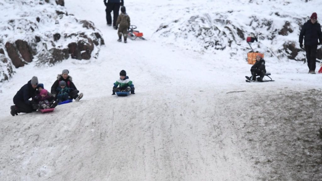Väinämöisen puistossa Taivallahdessa, Helsingissä, lapset pääsivät pulkkamäkeen 20. tammikuuta 2018.