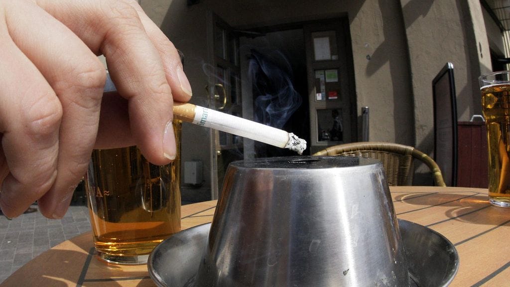 Tupakointia helsinkiläisen ravintola Vltavan terassilla 29. toukokuuta 2008.