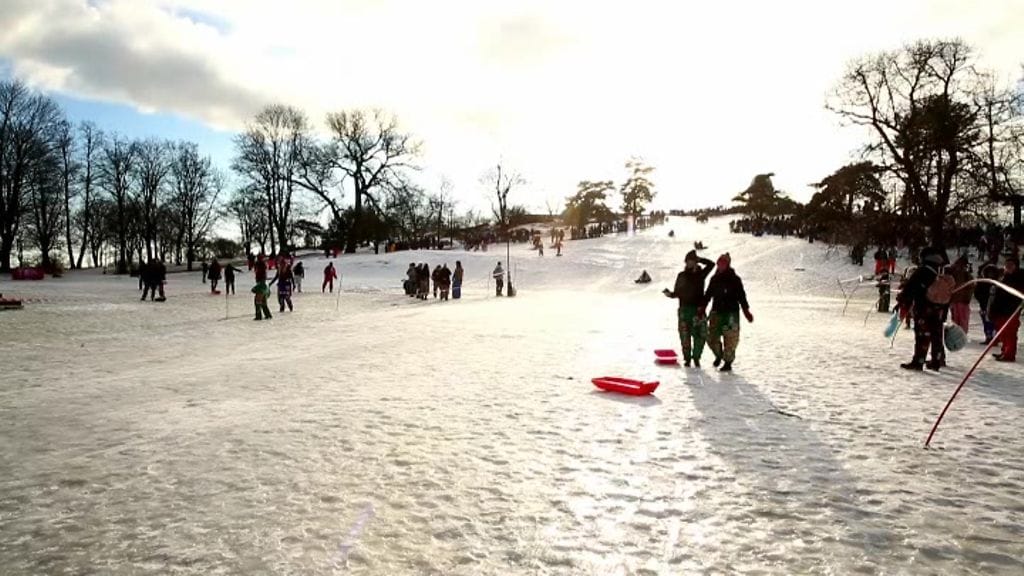 Päivää juhlistetaan ympäri Suomen muun muassa pulkkamäessä, laskiaispullilla herkutellen ja erilaisin laskiaisriehatapahtumin.