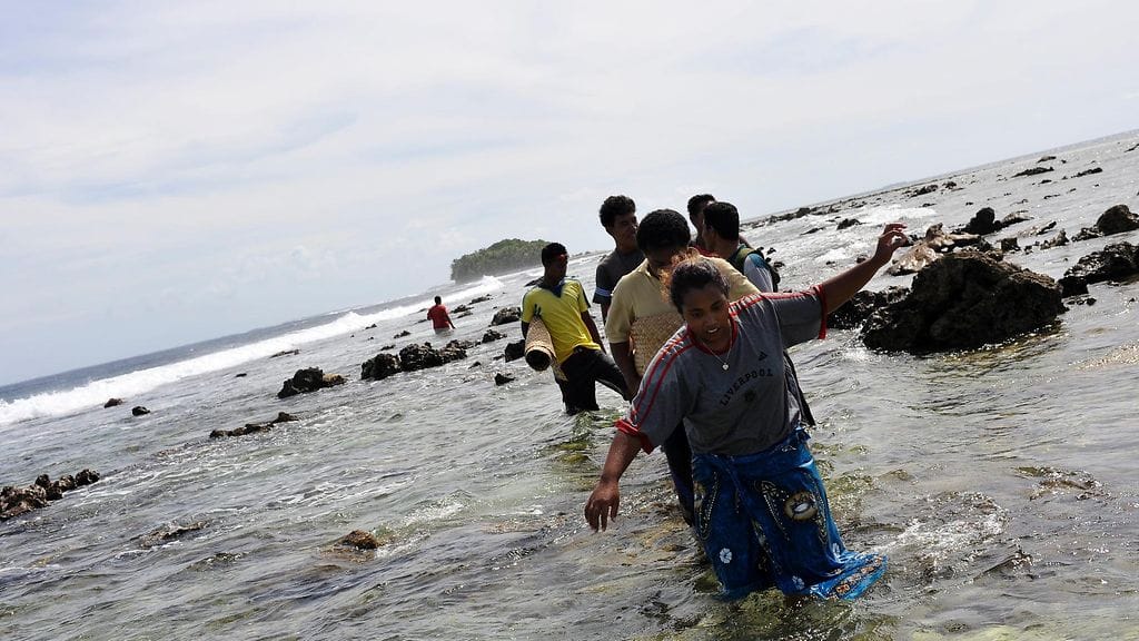 Ilmastonmuutos uhkaa Tuvalun saarivaltiota, mutta tuoreen tutkimuksen mukaan tämä ei välttämättä tarkoita, että ihmisten olisi hyllättävä maansa.