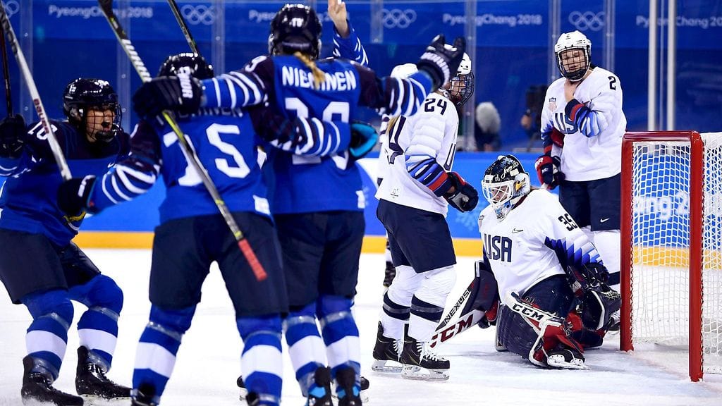 Naisleijonat juhlimassa Venla Hovin osumaa.