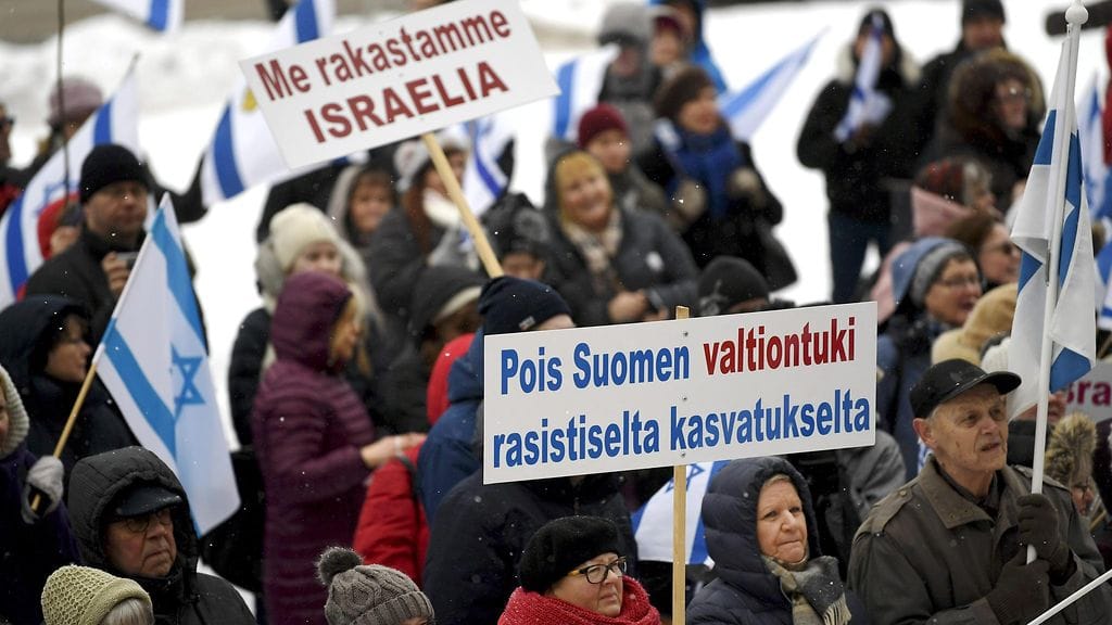 Mielenosoittajia Israel-ystävyystoimikunnan järjestämällä tukimarssilla eduskuntatalolla Helsingissä 11. helmikuuta 2018. Tukimarssilla vastustetaan politiikkaa, jonka tarkoituksena on Israelin ja Jerusaleminen jakaminen.