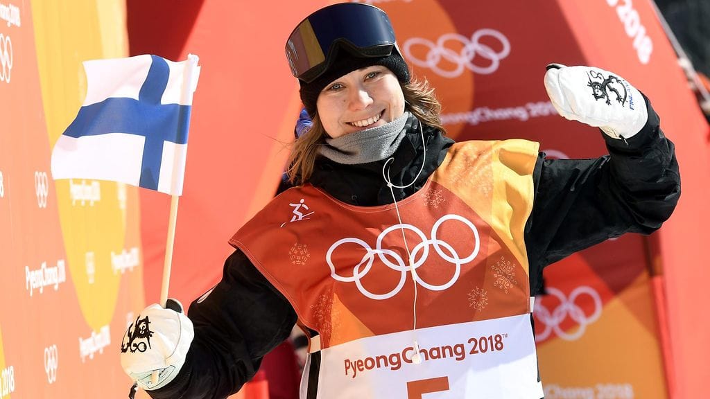 Enni Rukajärvi juhlii olympiapronssia.