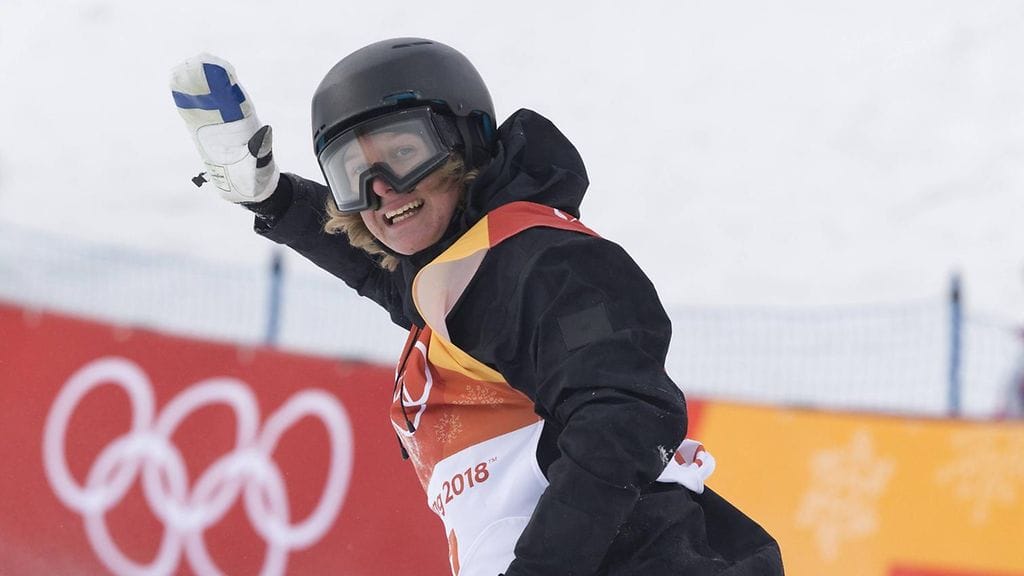 Pyeongchangin olympialaisissa kätensä loukannut nuori lumilautailija Rene Rinnekangas hauskuuttaa sairaalakuvalla.