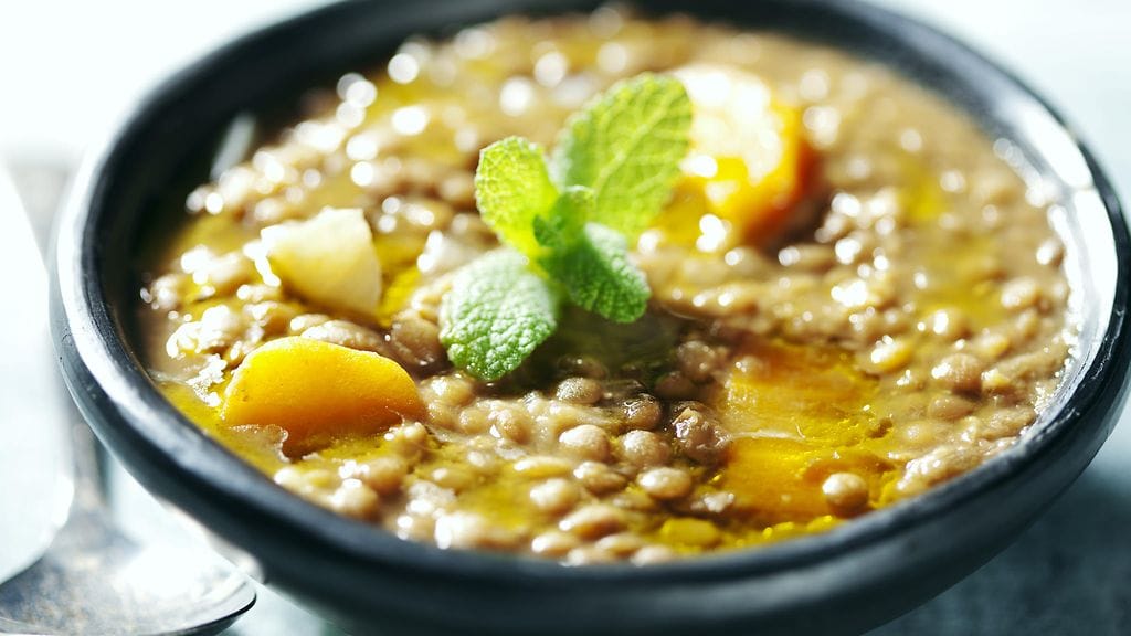 Linssikeiton saa riittämään monta päivää, kun siihen lisää vihanneksia ja papuja seuraavina päivinä.