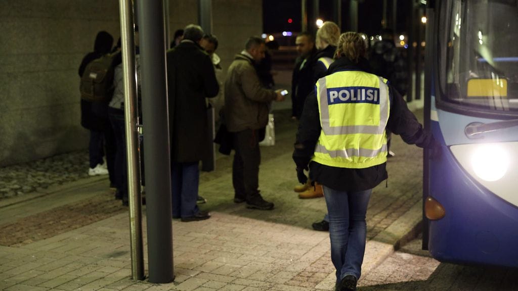 Poliisin mukaan ensimmäiset palautettavat turvapaikanhakijat on lennätetty torstaina 18. helmikuuta 2016 aamulla Irakiin. Palautettavia henkilöitä oli lennolla yhteensä 103.  Kuvan henkilöt eivät liity uutiseen.