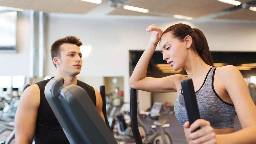 Tuntematon nainen tuli väliin luullessaan miehen ahdistelevan toista naista kuntosalilla. Kuvituskuva.