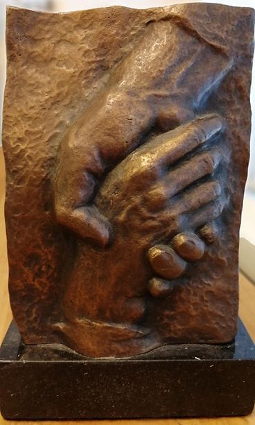 Auttavat kädet -reliefi