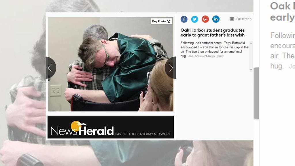 Kuolemansairas isä sai nähdä poikansa valmistuvan. Kuvan lähde portclintonnewsherald.com