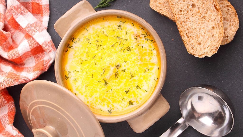 Juustoinen kalakeitto lämmittää kylmänä pakkaspäivänä.