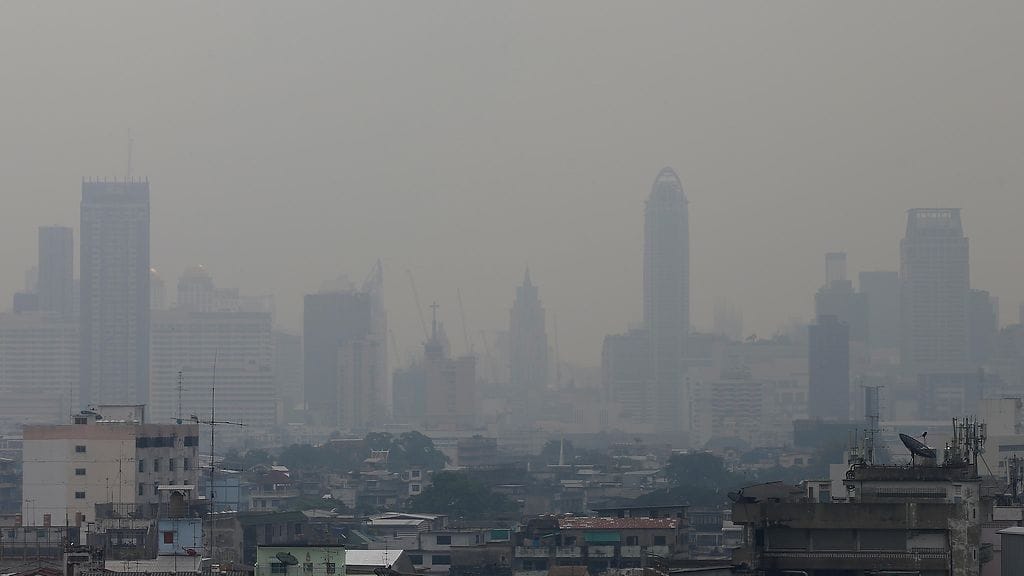 Ilmanlaatu Thaimaan Bangkokissa on vaarallisen huonolla tasolla ja kaupungin päästöt ovat jääneet sen ylle. Kuva Bangkokista viime perjantailta.