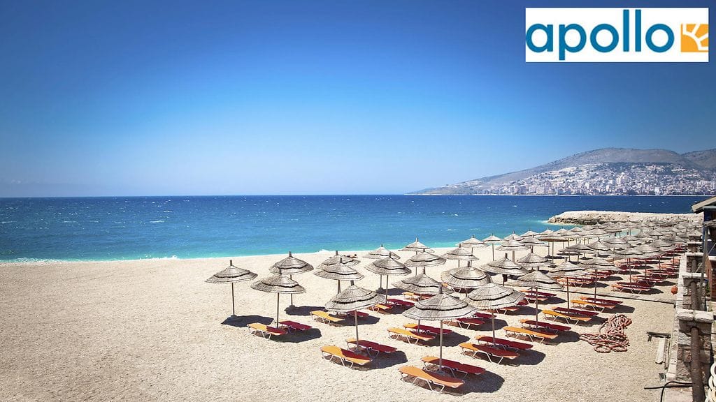 Sarandan hiekkarannalla riittää tilaa.