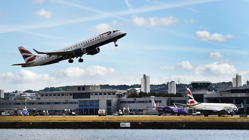 London City-lentokenttä sijaitsee Lontoon itäpuolella Newhamissa Thames-joen äärellä.