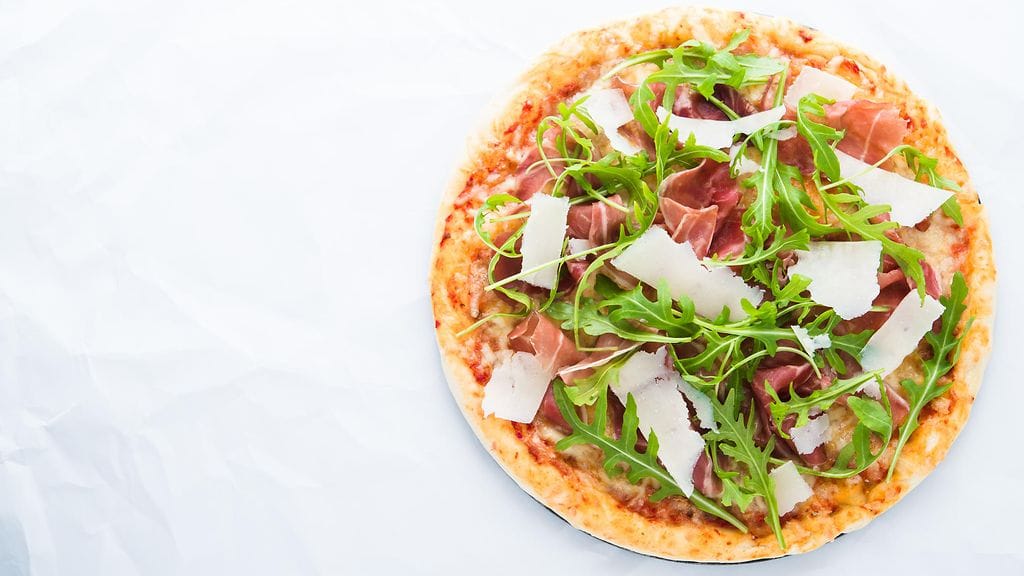 Pizzaan kannattaa laittaa täytteeksi vihanneksia ja vähärasvaisempaa lihaa.