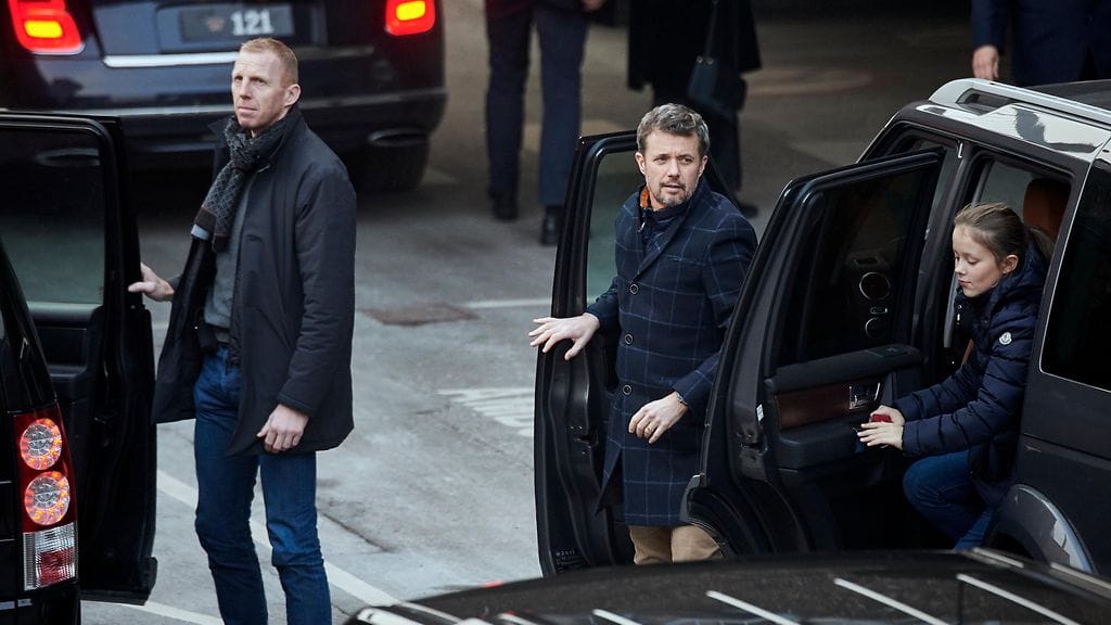 Prinssi Frederik saapui sairaalaan tapaamaan isäänsä tyttärensä prinsessa Isabellan kanssa. 10.2.2018.