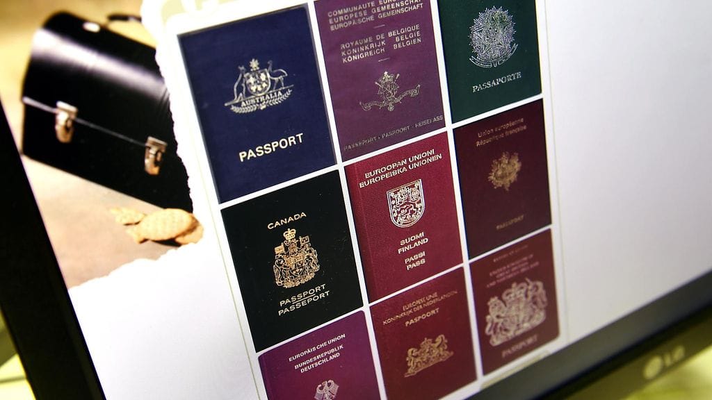 Väärennetyn asiakirjan takana on aina jokin muu rikollinen ajatus. Tyyppitapaus, jossa käytetään vääriä tai väärennettyjä asiakirjoja, on Suomessa ihmissalakuljetus. Väärennettyjä passeja myynnissä tor-verkossa 1. helmikuuta 2018.