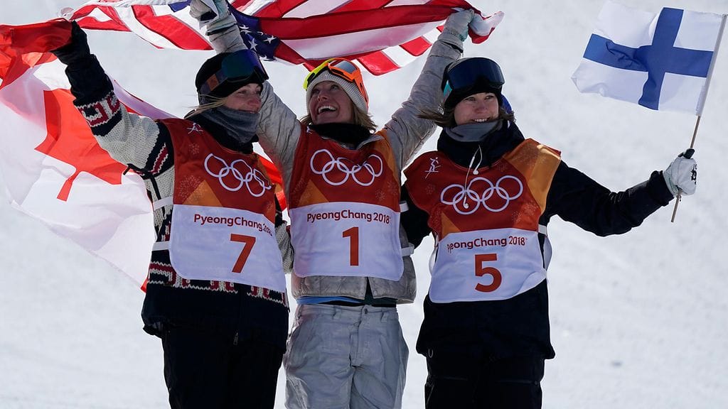 Mitalikolmikko riemukkaissa tunnelmissa.