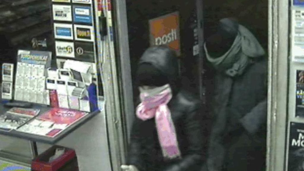 Tekijöiksi epäillään 170 sentin pituista naista ja tätä hieman lyhyempää miestä.