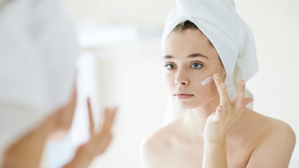 Kasvoille levitetyt rasvat voivat leimahtaa joutuessaan kosketuksiin liekkien kanssa.