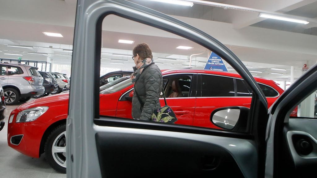Käytetyt, kohtuullisesti ajetut saksalaisautot ovat suomalaisten ostajien suosiossa. Kuvituskuva.