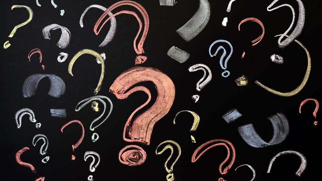 Mies tulee autolla hotellin kohdalle. Hän menee välittömästi vararikkoon. Miksi?