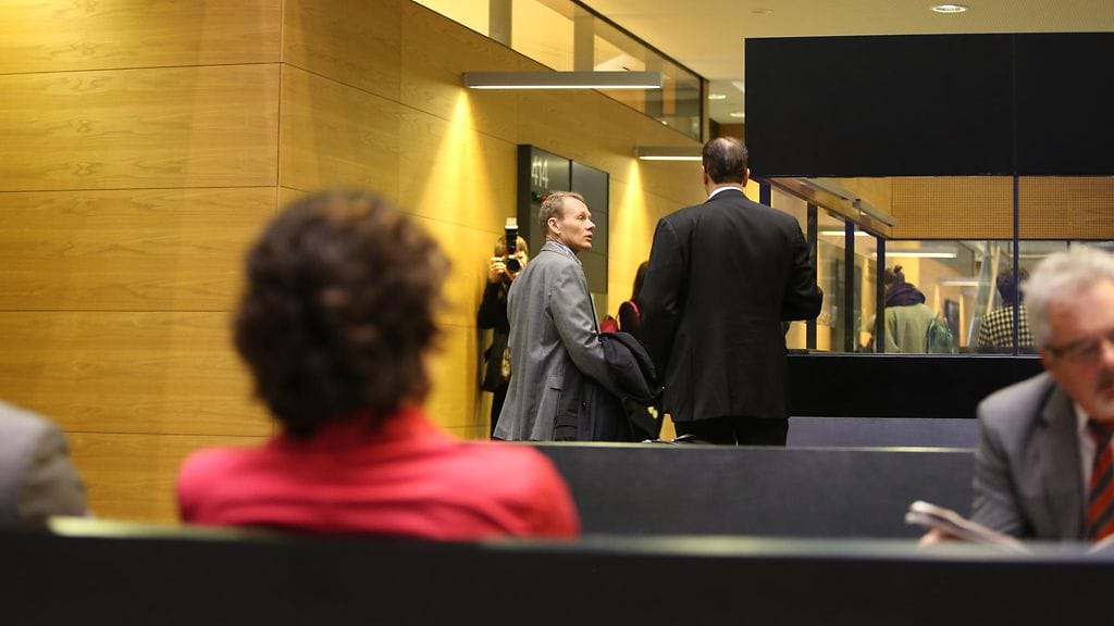 Kiusaamisjuttua käsiteltiin Helsingin käräjäoikeudessa marraskuussa 2013. Kuvassa selin Hilkka Ahde, taustalla keskustelevat AKT:n entinen puheenjohtaja Timo Räty ja asianajaja Heikki Lampela.