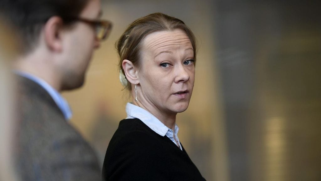 Toimittaja Laura Halminen Helsingin käräjäoikeudessa 13. helmikuuta.