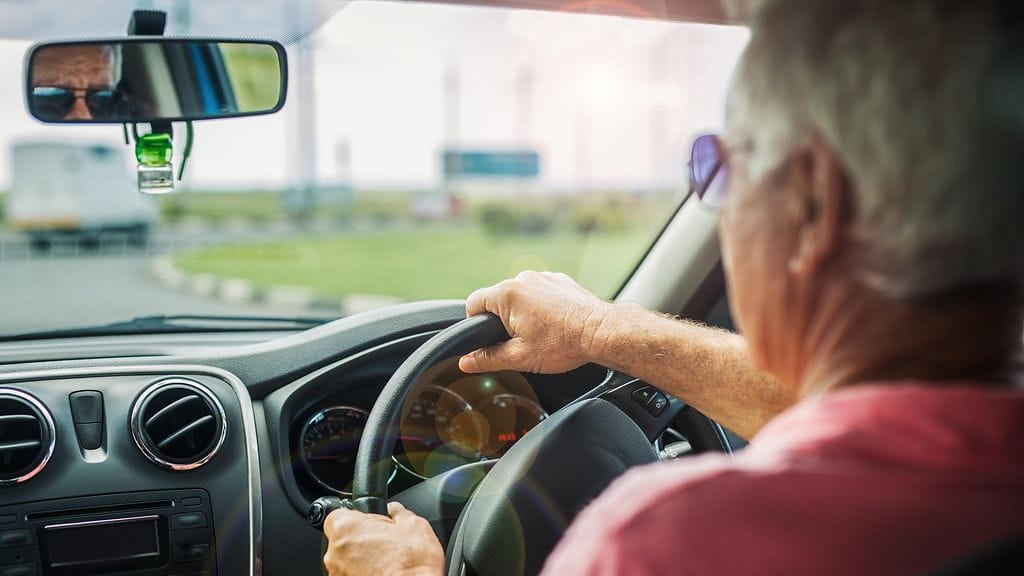 Iäkäs brittimies joutui hankkimaan ajokortin huolehtiaakseen vaimostaan. Kuvituskuva.